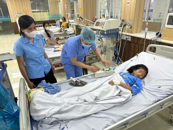 Dừng đèn đỏ, 3 mẹ con bị đàn ong từ khách sạn bay ra đốt, phải nhập viện- Ảnh 3. Dừng đèn đỏ, 3 mẹ con bị đàn ong từ khách sạn bay ra đốt, phải nhập viện- Ảnh 3.