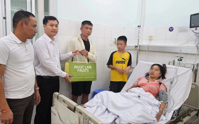 Dừng đèn đỏ, 3 mẹ con bị đàn ong từ khách sạn bay ra đốt, phải nhập viện- Ảnh 1. Dừng đèn đỏ, 3 mẹ con bị đàn ong từ khách sạn bay ra đốt, phải nhập viện- Ảnh 1.