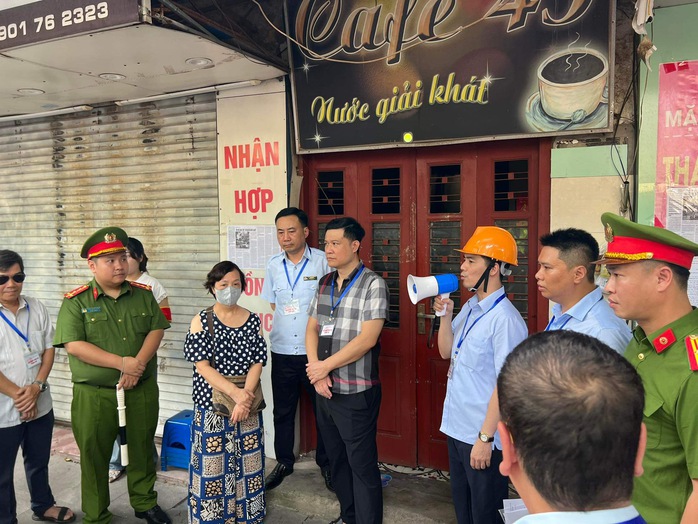 Cưỡng chế thu hồi đất 8 hộ dân để xây trường học trên “đất vàng”- Ảnh 1. Cưỡng chế thu hồi đất 8 hộ dân để xây trường học trên “đất vàng”- Ảnh 1.
