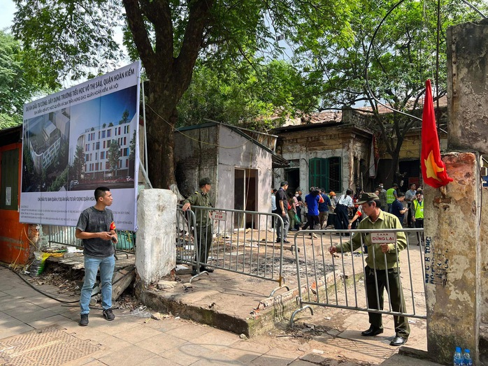 Cưỡng chế thu hồi đất 8 hộ dân để xây trường học trên “đất vàng”- Ảnh 3. Cưỡng chế thu hồi đất 8 hộ dân để xây trường học trên “đất vàng”- Ảnh 3.