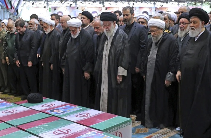 Lãnh tụ tối cao Iran cầu nguyện cho cố Tổng thống Raisi- Ảnh 1. Lãnh tụ tối cao Iran cầu nguyện cho cố Tổng thống Raisi- Ảnh 1.
