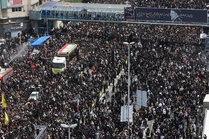 Lãnh tụ tối cao Iran cầu nguyện cho cố Tổng thống Raisi- Ảnh 4. Lãnh tụ tối cao Iran cầu nguyện cho cố Tổng thống Raisi- Ảnh 4.