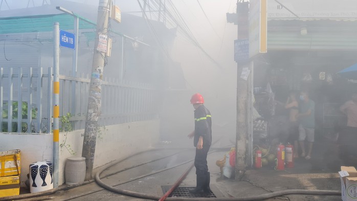 Nhiều xe chữa cháy đến dập lửa vụ cháy nhà xưởng ở Thủ Đức- Ảnh 2. Nhiều xe chữa cháy đến dập lửa vụ cháy nhà xưởng ở Thủ Đức- Ảnh 2.