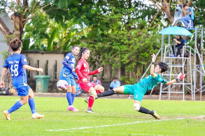 Quả bóng vàng Việt Nam và đồng đội rơi khỏi tốp 3- Ảnh 1. Quả bóng vàng Việt Nam và đồng đội rơi khỏi tốp 3- Ảnh 1.