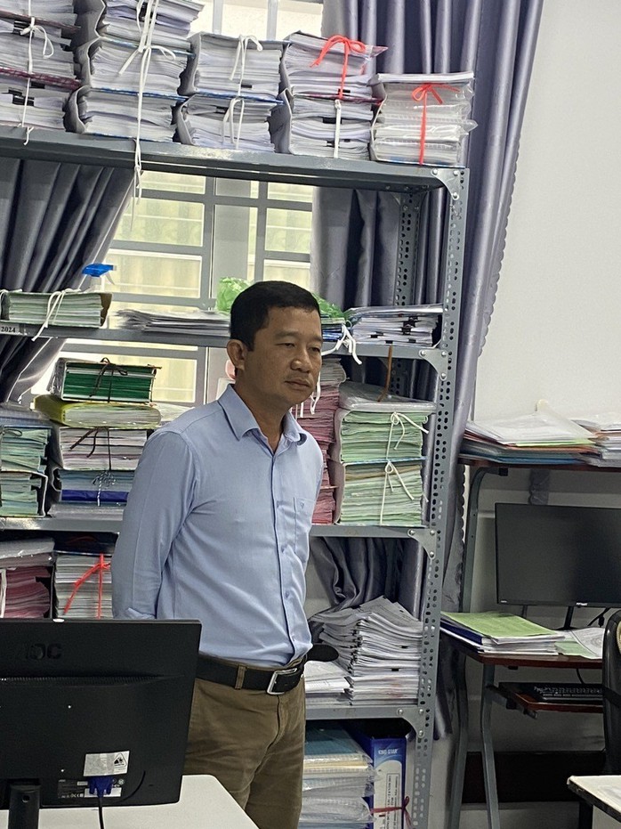 Bắt giam một phó phòng hành chính - tổng hợp văn phòng đăng ký đất đai- Ảnh 1. Bắt giam một phó phòng hành chính - tổng hợp văn phòng đăng ký đất đai- Ảnh 1.