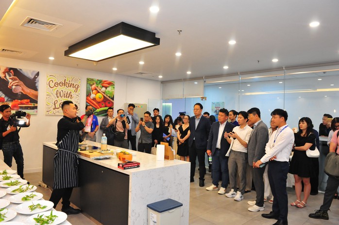 Hàu, bào ngư Hàn Quốc... giảm giá mạnh tại siêu thị- Ảnh 3. Hàu, bào ngư Hàn Quốc... giảm giá mạnh tại siêu thị- Ảnh 3.