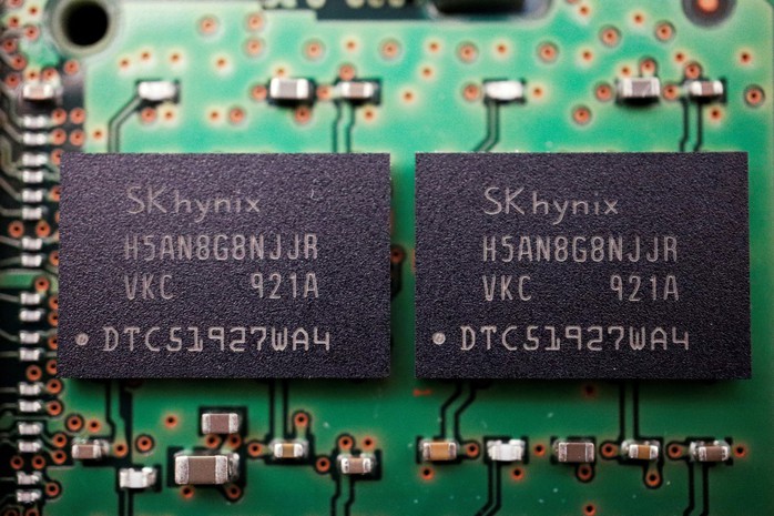 Chip nhớ của nhà cung cấp chip Hàn Quốc SK Hynix Ảnh: REUTERS Chip nhớ của nhà cung cấp chip Hàn Quốc SK Hynix Ảnh: REUTERS
