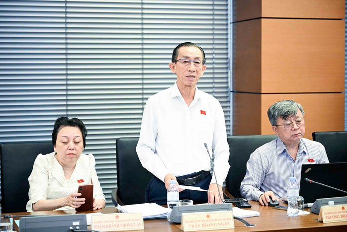 Đại biểu Quốc hội Trần Hoàng Ngân (đoàn TP HCM) đề nghị Chính phủ lưu ý thúc đẩy 3 động lực tăng trưởng gồm xuất khẩu, đầu tư và tiêu dùng Ảnh: VĂN DUẨN Đại biểu Quốc hội Trần Hoàng Ngân (đoàn TP HCM) đề nghị Chính phủ lưu ý thúc đẩy 3 động lực tăng trưởng gồm xuất khẩu, đầu tư và tiêu dùng Ảnh: VĂN DUẨN