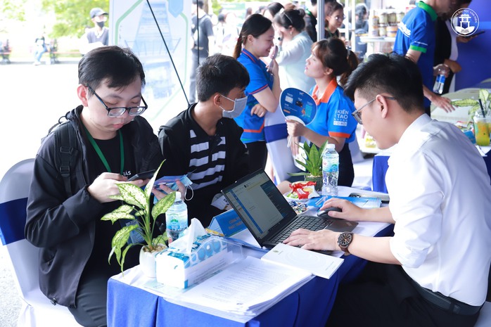 Đến tận trường tuyển người- Ảnh 1. Đến tận trường tuyển người- Ảnh 1.