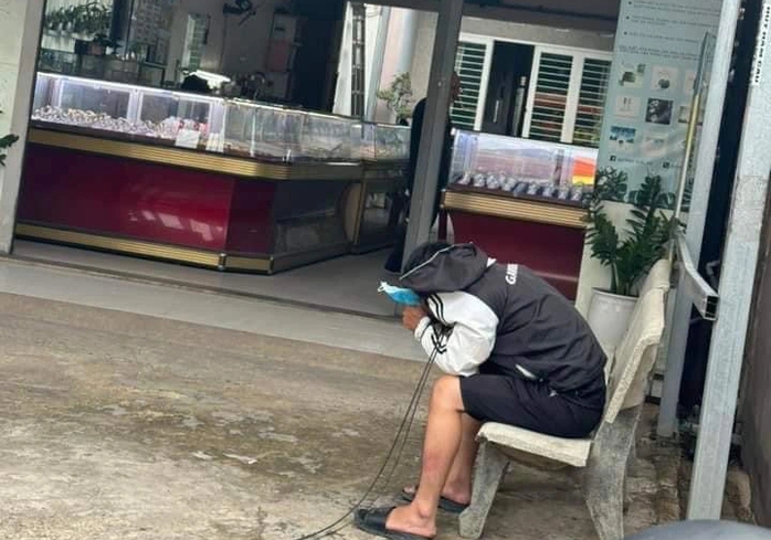 Đồng Nai: Người dân vây bắt thanh niên giả mua vàng rồi cướp- Ảnh 2. Đồng Nai: Người dân vây bắt tỷ lệ cá cược kèo nhà cái niên giả mua vàng rồi cướp- Ảnh 2.