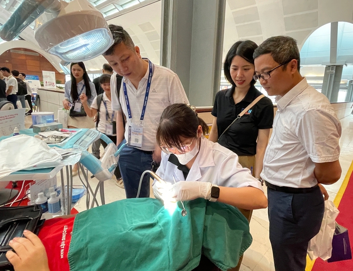 Bác sĩ cảnh báo sai lầm chăm sóc răng miệng của người Việt- Ảnh 2. Bác sĩ cảnh báo sai lầm chăm sóc răng miệng của người Việt- Ảnh 2.
