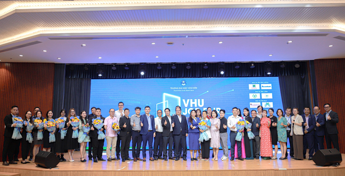 Đến tận trường tuyển người- Ảnh 2. Đến tận trường tuyển người- Ảnh 2.