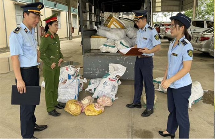 Thu gom 1,6 tấn bì heo "bẩn" đưa vào Thanh Hóa tiêu thụ- Ảnh 1. Thu gom 1,6 tấn bì heo "bẩn" đưa vào Thanh Hóa tiêu thụ- Ảnh 1.