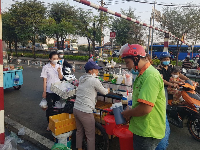 Được đề xuất tham gia BHXH, tài xế xe công nghệ, người bán hàng online… nói gì- Ảnh 1. Được đề xuất tham gia BHXH, tài xế xe công nghệ, người bán hàng online… nói gì- Ảnh 1.