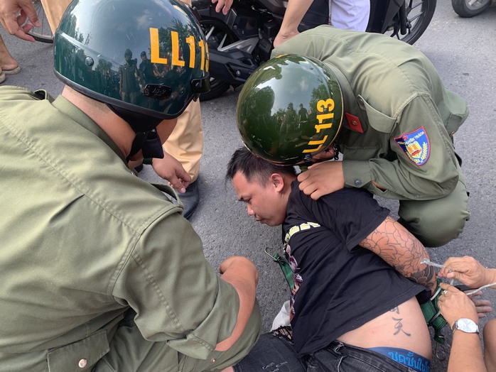 CLIP: CSGT truy đuổi tài xế ô tô CLIP: CSGT truy đuổi tài xế ô tô