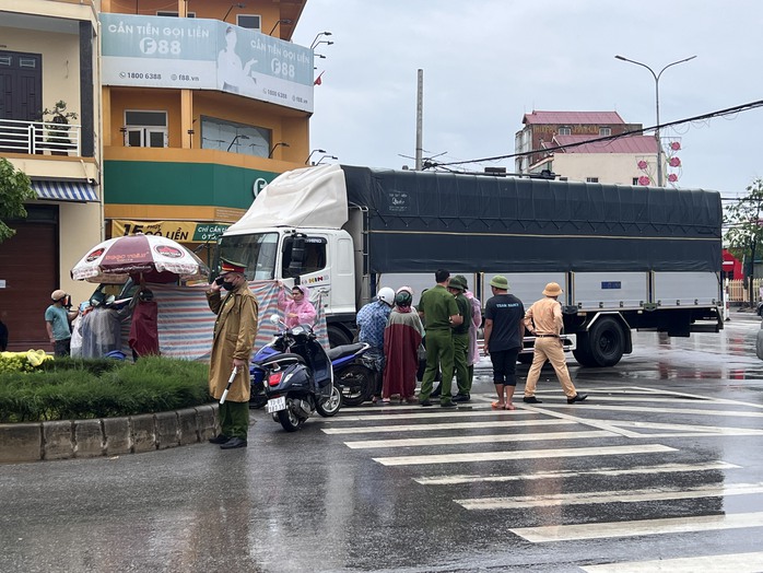 Tai nạn giao thông thương tâm ở Đồng Hới - Ảnh 1. Tai nạn giao thông thương tâm ở Đồng Hới - Ảnh 1.