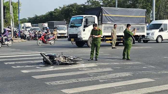 Tai nạn nghiêm trọng ngay giao lộ ở quận Bình Tân- Ảnh 1. Tai nạn nghiêm trọng ngay giao lộ ở quận Bình Tân- Ảnh 1.
