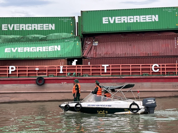 Tàu Singapore và sà Lan va chạm nhau ở Mũi Đèn Đỏ- Ảnh 1. Tàu Singapore và sà Lan va chạm nhau ở Mũi Đèn Đỏ- Ảnh 1.