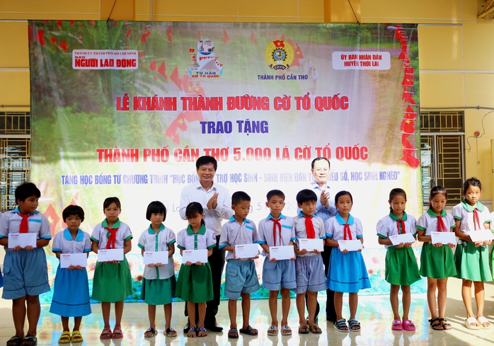 Rực rỡ "Đường cờ Tổ quốc" trên đất Tây Đô- Ảnh 1. Rực rỡ "Đường cờ Tổ quốc" trên đất Tây Đô- Ảnh 1.