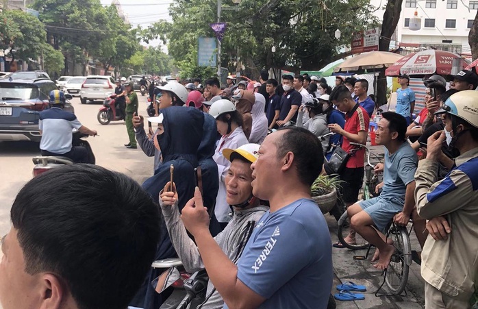 Xúc phạm bố đẻ, đập phá đồ đạc gây náo loạn đường phố- Ảnh 1.