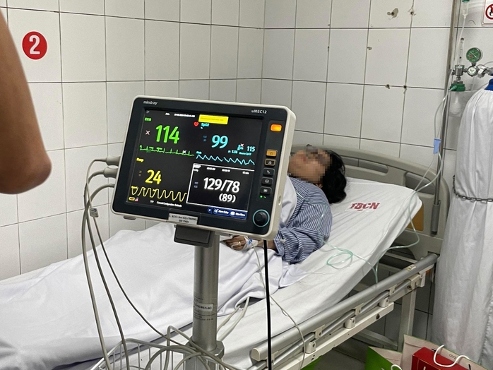 Một nạn nhân đang được điều trị tích cực Một nạn nhân đang được điều trị tích cực