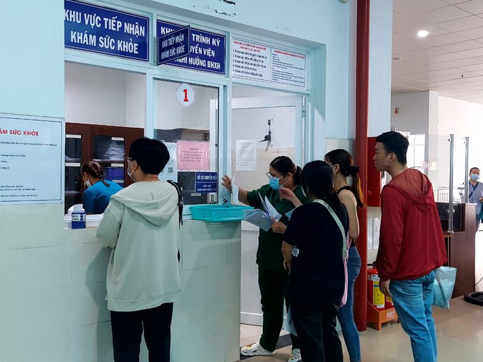 Người dân làm thủ tục cấp giấy khám sức khỏe tại Bệnh viện quận Gò Vấp, TP HCM Người dân làm thủ tục cấp giấy khám sức khỏe tại Bệnh viện quận Gò Vấp, TP HCM