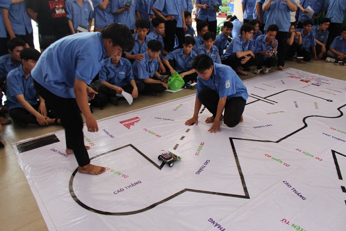 Sinh viên kỹ thuật tranh tài đua xe dò đường- Ảnh 1. Sinh viên kỹ thuật tranh tài đua xe dò đường- Ảnh 1.