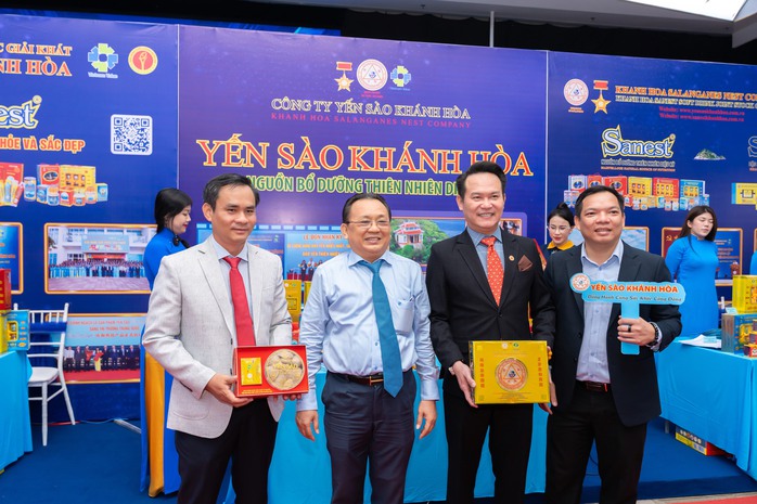 Hàng trăm mặt hàng được kết nối giao thương Nam Trung bộ - Tây Nguyên- Ảnh 1. Hàng trăm mặt hàng được kết nối giao thương Nam Trung bộ - Tây Nguyên- Ảnh 1.
