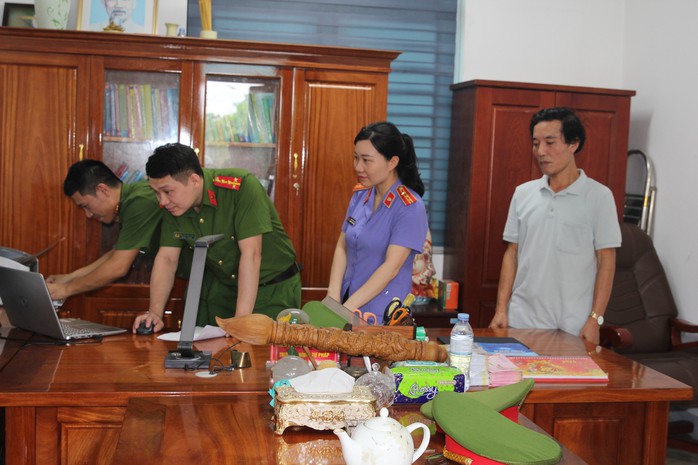 Bắt 1 Phó chánh văn phòng và 1 Trưởng phòng Tư pháp- Ảnh 2. Bắt 1 Phó chánh văn phòng và 1 Trưởng phòng Tư pháp- Ảnh 2.