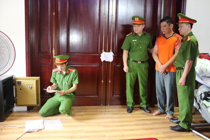 Bắt 1 Phó chánh văn phòng và 1 Trưởng phòng Tư pháp- Ảnh 3. Bắt 1 Phó chánh văn phòng và 1 Trưởng phòng Tư pháp- Ảnh 3.