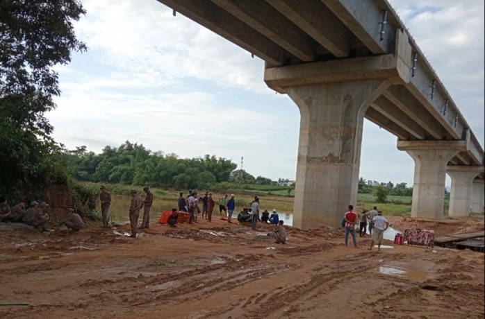 Sập cầu tạm, 2 công nhân bị nước cuốn trôi- Ảnh 1. Sập cầu tạm, 2 công nhân bị nước cuốn trôi- Ảnh 1.