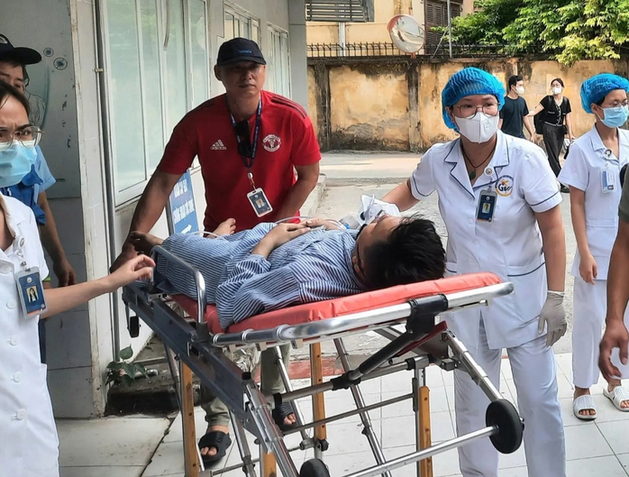 Vụ cháy 14 người chết: 3 nạn nhân bị thương chuyển viện tuyến trên- Ảnh 1. Vụ cháy 14 người chết: 3 nạn nhân bị thương chuyển viện tuyến trên- Ảnh 1.
