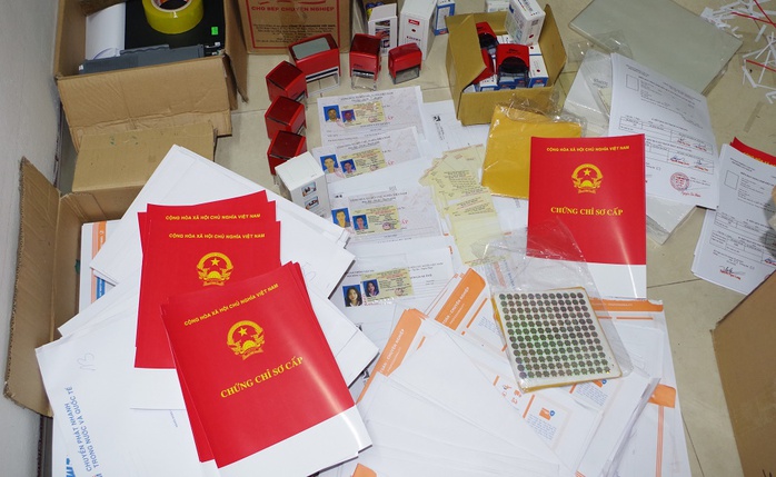 Phá đường dây làm giả tài liệu đặc biệt lớn liên quan 63 tỉnh, thành- Ảnh 2. Phá đường dây làm giả tài liệu đặc biệt lớn liên quan 63 tỉnh, thành- Ảnh 2.