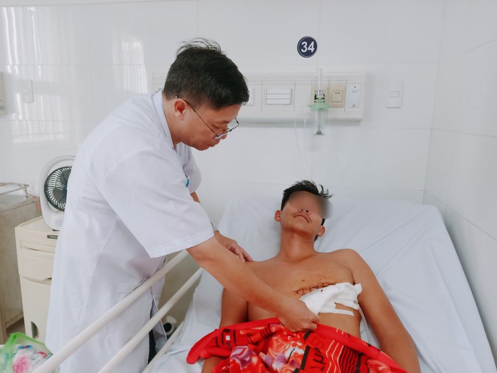 Bệnh viện báo động đỏ, cứu bệnh nhân bị đâm nhầm- Ảnh 1. Bệnh viện báo động đỏ, cứu bệnh nhân bị đâm nhầm- Ảnh 1.