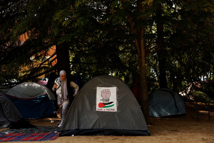 Sinh viên ủng hộ Palestine dựng lều trại tại Trường ĐH Complutense Madrid (Tây Ban Nha) hôm 22-5 Ảnh: REUTERS Sinh viên ủng hộ Palestine dựng lều trại tại Trường ĐH Complutense Madrid (Tây Ban Nha) hôm 22-5 Ảnh: REUTERS