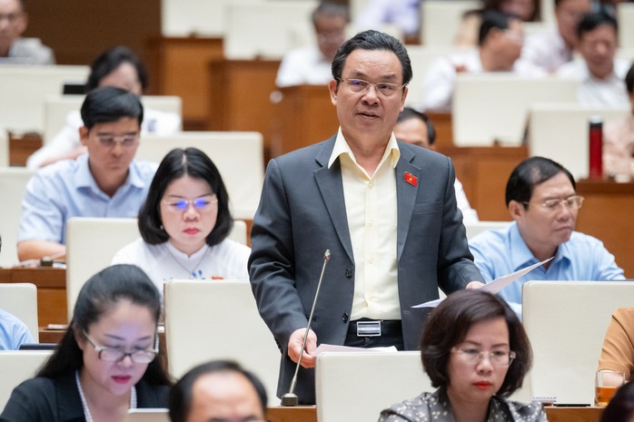 Đại biểu Hoàng Văn Cường đề nghị cho phép khi thực thi công vụ được vận dụng các quy định pháp luật phù hợp nhất Ảnh: Lâm Hiển Đại biểu Hoàng Văn Cường đề nghị cho phép khi thực thi công vụ được vận dụng các quy định pháp luật phù hợp nhất Ảnh: Lâm Hiển