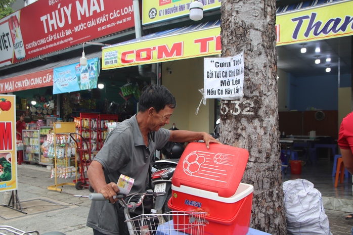 "Cơm treo" nghĩa tình- Ảnh 1. "Cơm treo" nghĩa tình- Ảnh 1.