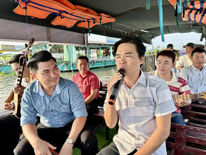 Theo chân Lê Duy, Hồng Thủy đưa Theo chân Lê Duy, Hồng Thủy đưa