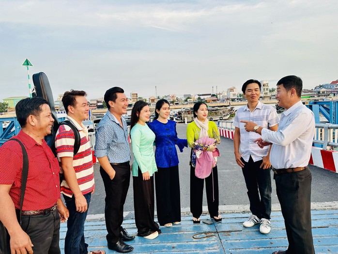 Theo chân Lê Duy, Hồng Thủy đưa Theo chân Lê Duy, Hồng Thủy đưa