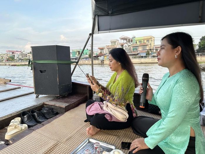 Theo chân Lê Duy, Hồng Thủy đưa Theo chân Lê Duy, Hồng Thủy đưa