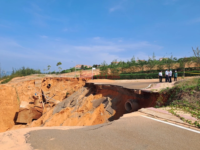 Người dân bị chôn vùi tài sản trong lũ cát tại Mũi Né được đền bù ra sao?- Ảnh 1. Người dân bị chôn vùi tài sản trong lũ cát tại Mũi Né được đền bù ra sao?- Ảnh 1.