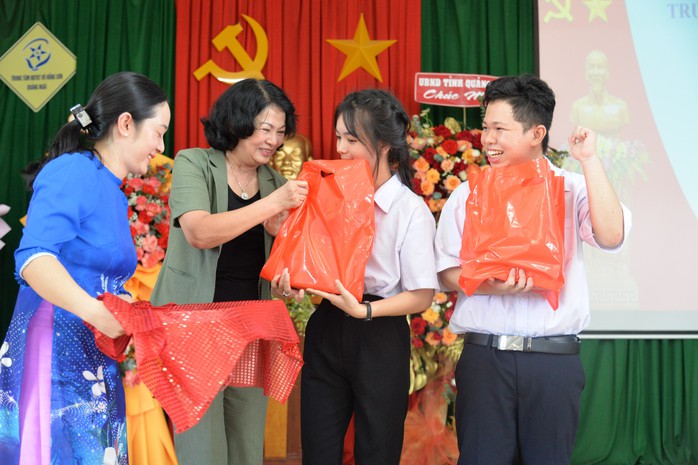 Báo Người Lao Động trao 100 triệu đồng hỗ trợ Trung tâm Nuôi dạy trẻ khuyết tật Võ Hồng Sơn- Ảnh 3. Báo Người Lao Động trao 100 triệu đồng hỗ trợ Trung tâm Nuôi dạy trẻ khuyết tật Võ Hồng Sơn- Ảnh 3.