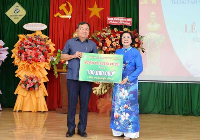 Báo Người Lao Động trao 100 triệu đồng hỗ trợ Trung tâm Nuôi dạy trẻ khuyết tật Võ Hồng Sơn- Ảnh 4. Báo Người Lao Động trao 100 triệu đồng hỗ trợ Trung tâm Nuôi dạy trẻ khuyết tật Võ Hồng Sơn- Ảnh 4.
