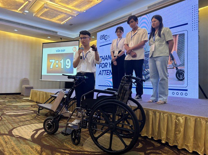 Cải tạo xe lăn thường thành xe lăn điện giành giải nhất cuộc thi khởi nghiệp- Ảnh 1. Cải tạo xe lăn thường thành xe lăn điện giành giải nhất cuộc thi khởi nghiệp- Ảnh 1.