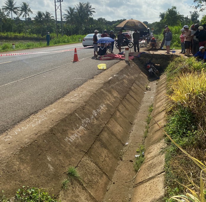 Xe máy lao xuống mương thoát nước, 2 người tử vong- Ảnh 1. Xe máy lao xuống mương thoát nước, 2 người tử vong- Ảnh 1.