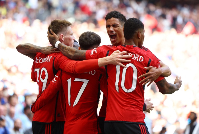 Một ông chủ hai đội bóng, Man United mất suất dự Europa League?- Ảnh 1. Một ông chủ hai đội bóng, Man United mất suất dự Europa League?- Ảnh 1.
