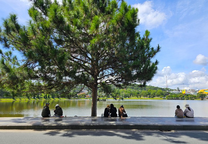 Đà Lạt xin thí điểm phố đi bộ ven hồ Xuân Hương trong 6 tháng- Ảnh 4. Đà Lạt xin thí điểm phố đi bộ ven hồ Xuân Hương trong 6 tháng- Ảnh 4.