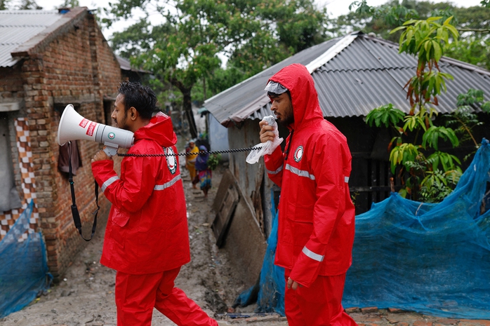 Các thành viên Hiệp hội Trăng lưỡi liềm Đỏ Bangladesh dùng loa cảnh báo người dân về cơn bão Remal tại khu vực Shyamnagar thuộc huyện Satkhira ngày 26-5Ảnh: Reuters Các thành viên Hiệp hội Trăng lưỡi liềm Đỏ Bangladesh dùng loa cảnh báo người dân về cơn bão Remal tại khu vực Shyamnagar thuộc huyện Satkhira ngày 26-5Ảnh: Reuters