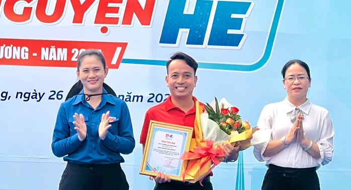 Tặng 500 lá cờ Tổ quốc tại lễ ra quân chiến dịch Thanh niên tình nguyện Bình Dương- Ảnh 3. Tặng 500 lá cờ Tổ quốc tại lễ ra quân chiến dịch Thanh niên tình nguyện Bình Dương- Ảnh 3.