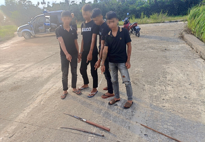 Nhóm thanh, thiếu niên dùng hung khí cướp tài sản người đi Nhóm thanh, thiếu niên dùng hung khí cướp tài sản người đi